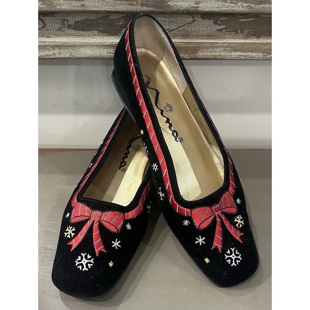 Vintage 1980's Nina Embroidered Black Velvet Kitten Heel Sz 7.5 M Holiday Shoes